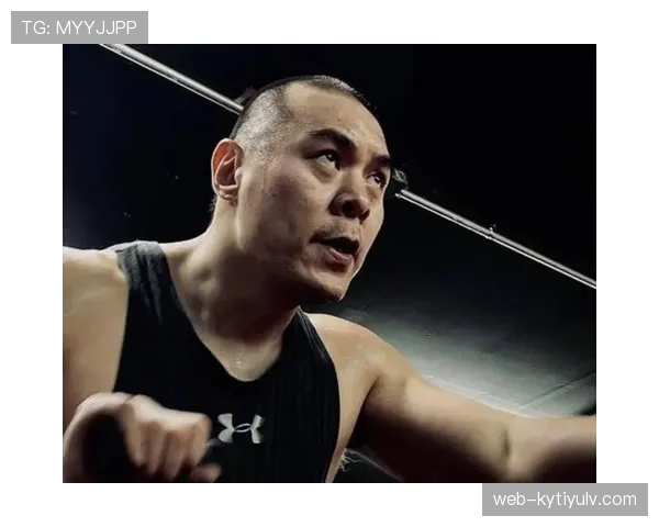 张志磊戴着大表排队买早餐，这种反差比赛里还带劲