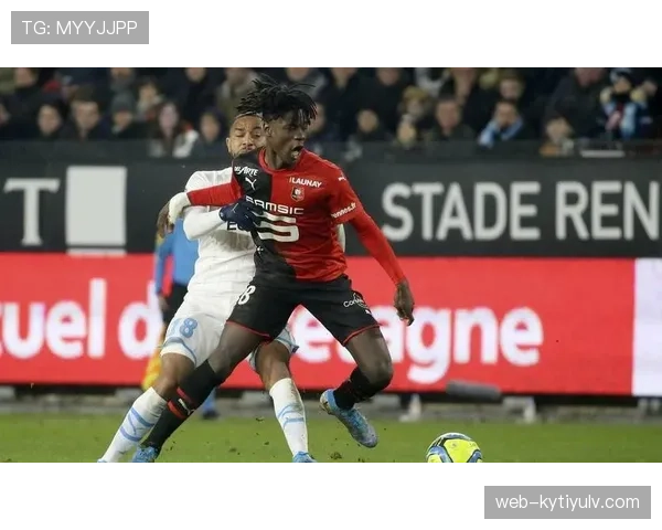 杜埃与巴尔科拉：战术定位与风格差异如何塑造两位法甲新星的发展路径