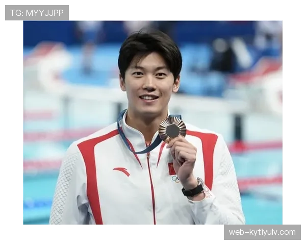 汪顺训练间喝水都像奢侈品，这日子谁扛得住？